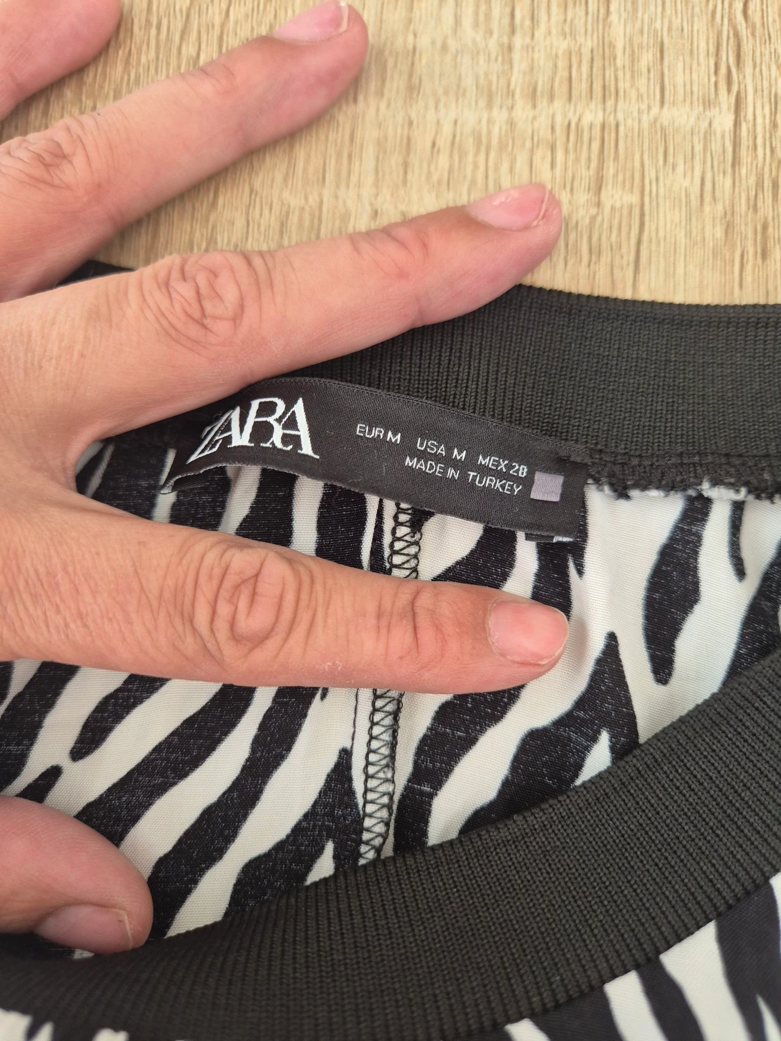 ZARA Robe túnica listrada preta e branca feminina tamanho 38 M mangas 3/4 fluida com babado estampa animal – photo 7